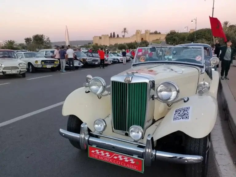 Le Green March Classic Car Rally fait étape sur le site historique de Chellah à Rabat.